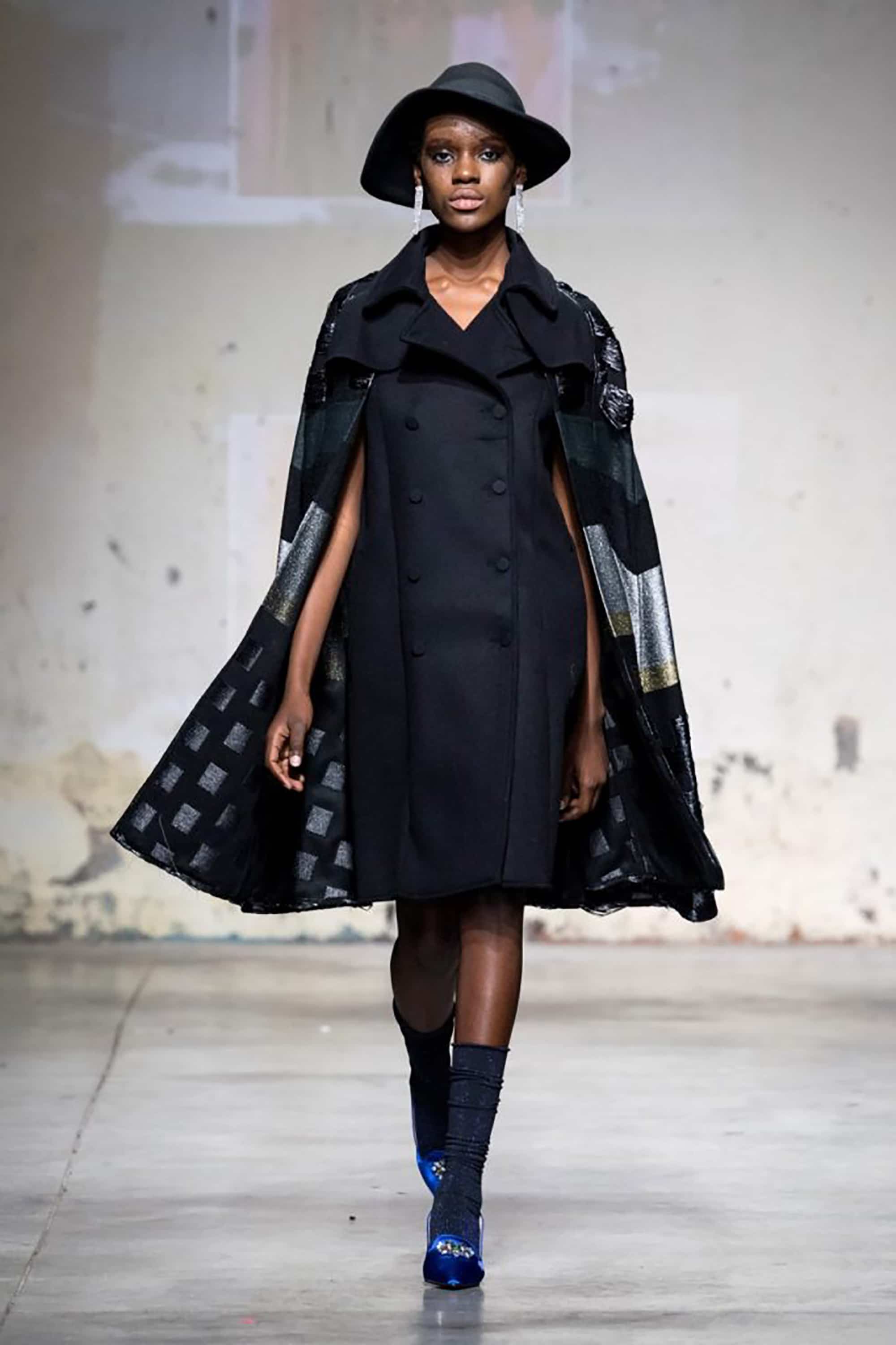 Altaroma 2020 donna sfila con abito corto nero, giacca e cappello presente Erboso abbigliamento multibrand San Cesareo Roma